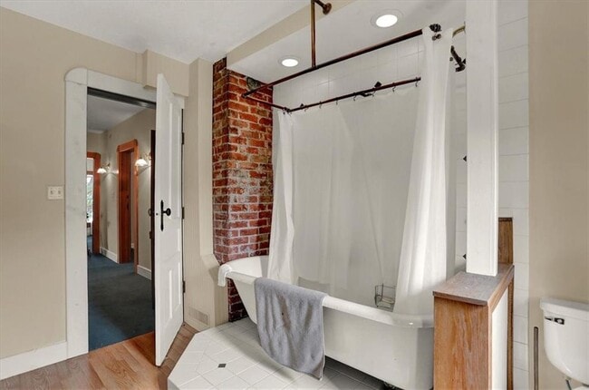 Building Photo - 615 N Meridian St