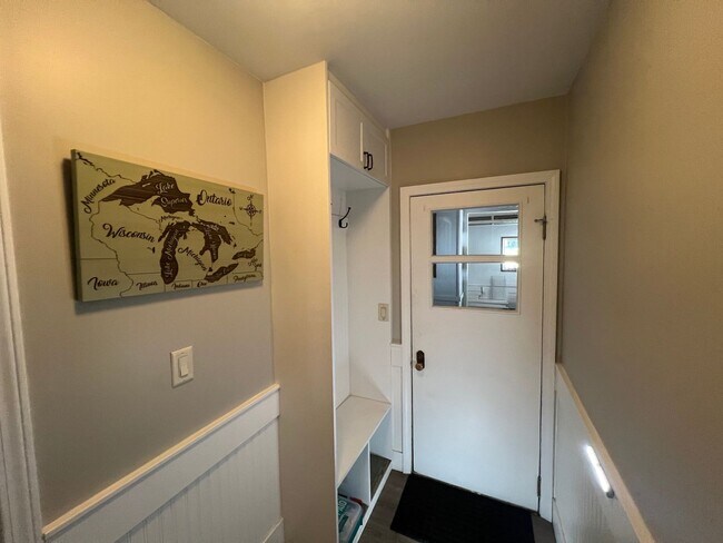 Building Photo - Cozy 4 Bedroom Home on Lakefront (Fully Furnished)