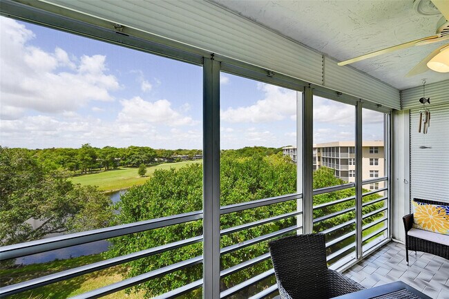 Building Photo - 4020 W Palm Aire Dr