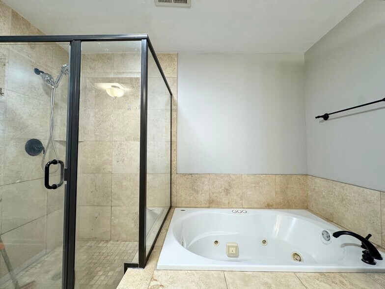 Building Photo - 1715 Summit St