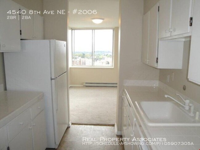 Building Photo - 4540 8th Ave NE