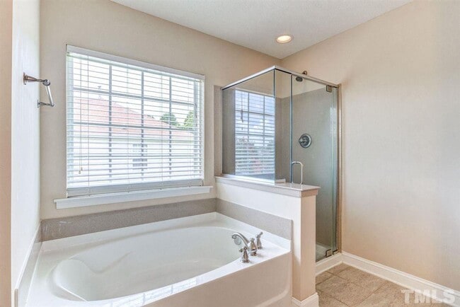 Building Photo - Beautiful 3 Bedroom Home w/Loft in Cary! - Available July 7th