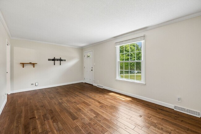 Building Photo - Pet Friendly Four Bedroom with Basement!