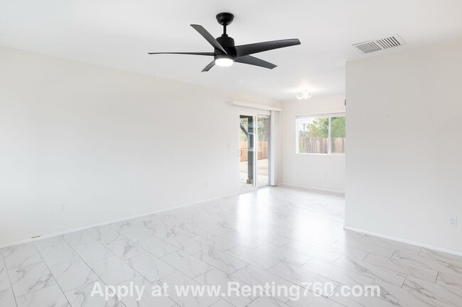 Building Photo - Updated 3 Bed 2 Bath Home Centrally Located!!