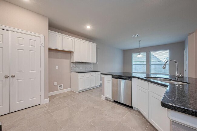 Building Photo - 5511 Highland Dr