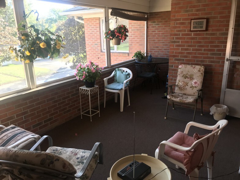Screened in porch - 1501 W 3rd St