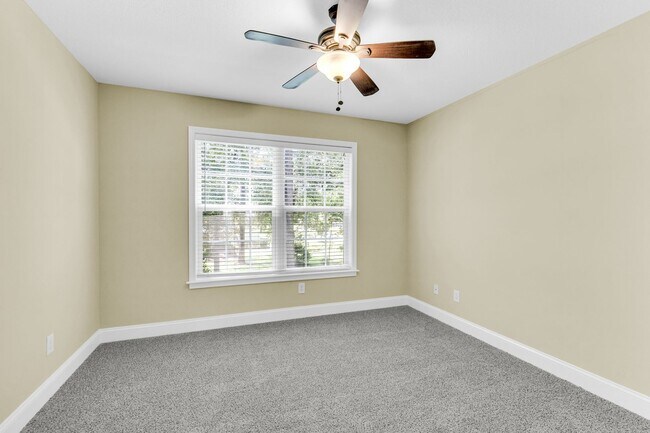 Building Photo - 4 Bedroom 2.5 Bathroom single family home ...