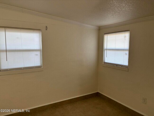 Building Photo - 1824 Brookview Dr S