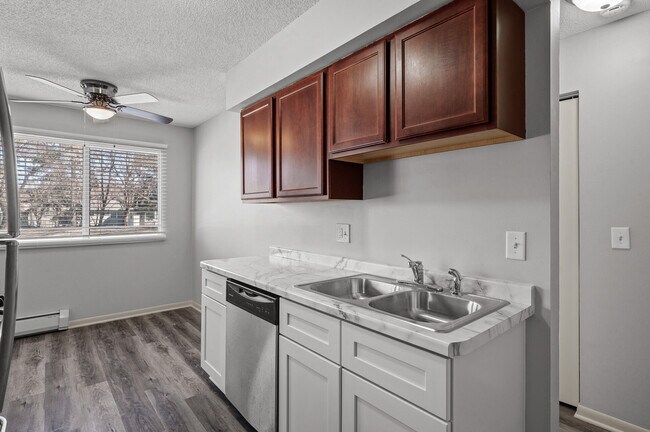 Building Photo - Rosco Apts-2720