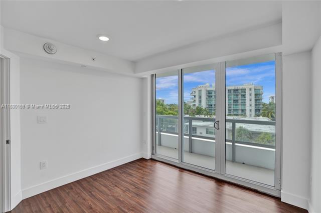 Building Photo - 9261 E Bay Harbor Dr