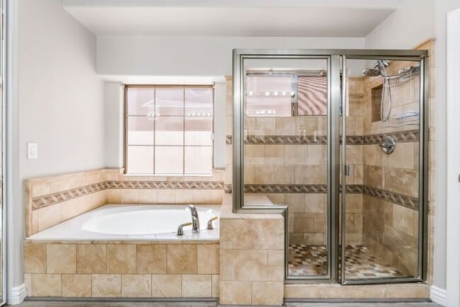 Building Photo - Gorgeous Everything you Need 4Bedroom plus Den Chandler Home!