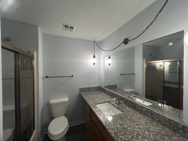 Building Photo - Large 4 bedroom 3 bathroom house in the he...
