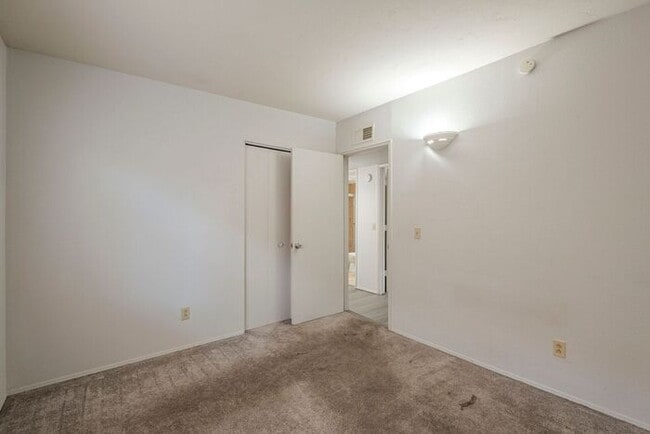 Building Photo - Bright 3-Bedroom Condo with Community Perks in Central Tucson
