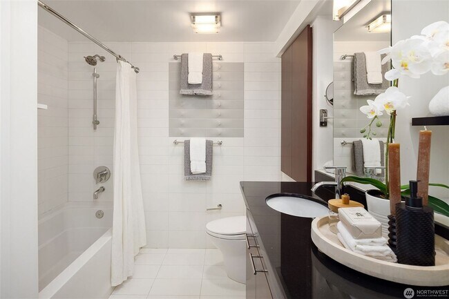 Building Photo - 1Bd/1.5Ba Seattle Condo