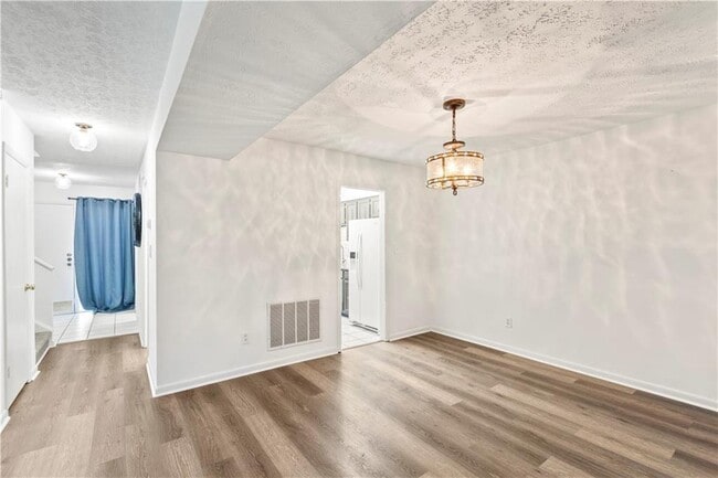 Building Photo - 2685 Meadowlawn Dr