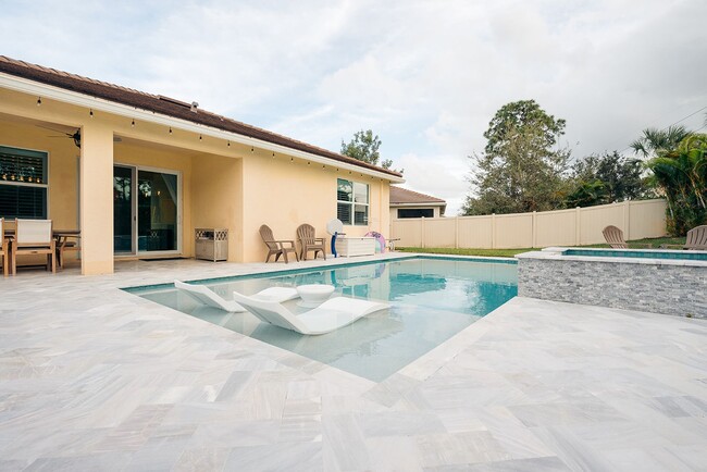 Building Photo - Exquisite 3/2/2 POOL home in Stuart