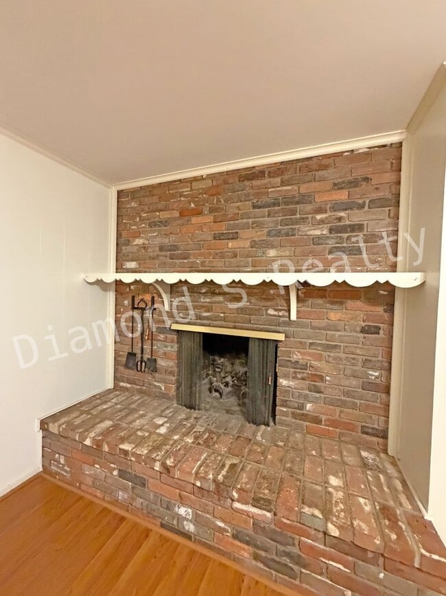 Building Photo - Southeast Springfield 3 Bedroom Home Avail...