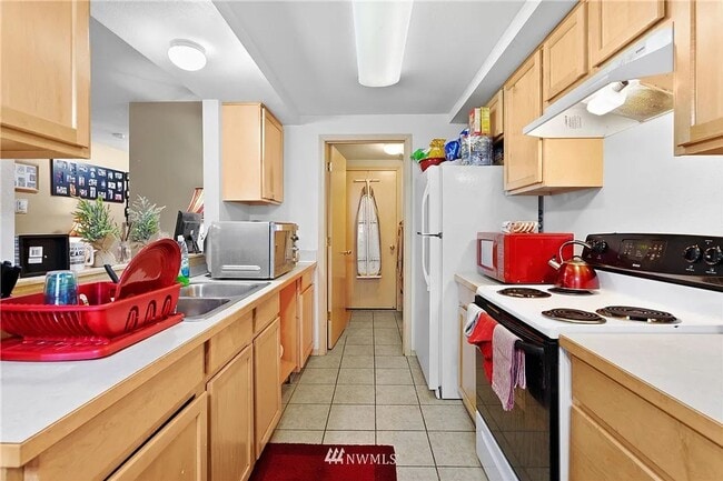 Building Photo - 3bed/2.5 bath home available NOW! Pet frie...