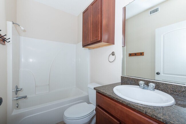 Building Photo - 2 Bed + 2 Bath - Spacious Floorplan A