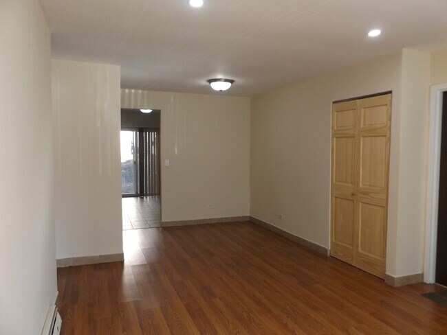 Building Photo - 710 W Huntington Commons Rd