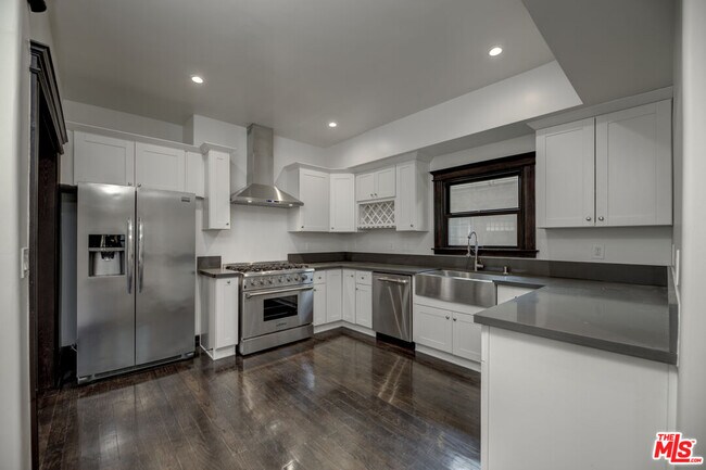 Building Photo - 140 Roselawn Pl