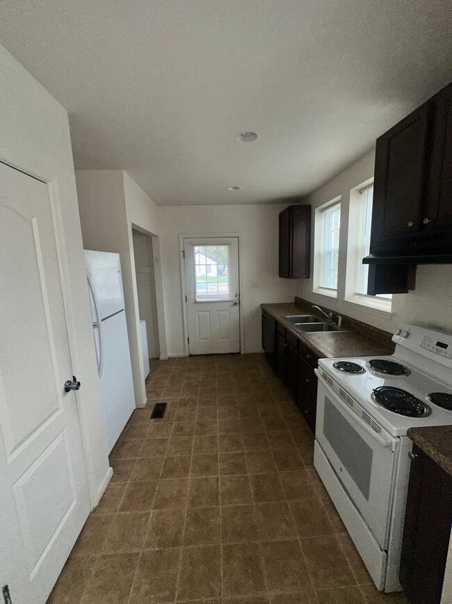 Building Photo - Three Bedroom Condo - Centrally Located Su...