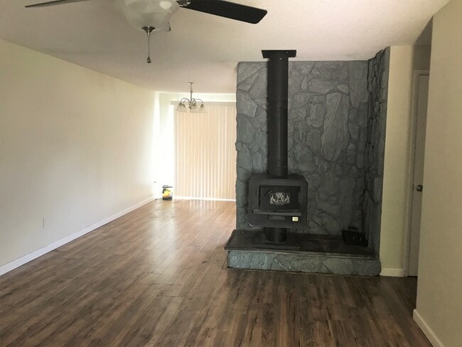 Building Photo - Turn Key Home