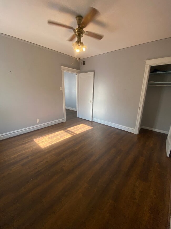 Building Photo - 5049 Lindenwood Ave