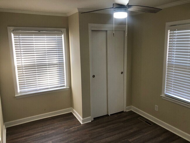 Building Photo - Four bedroom, 2 bath house in Burlington