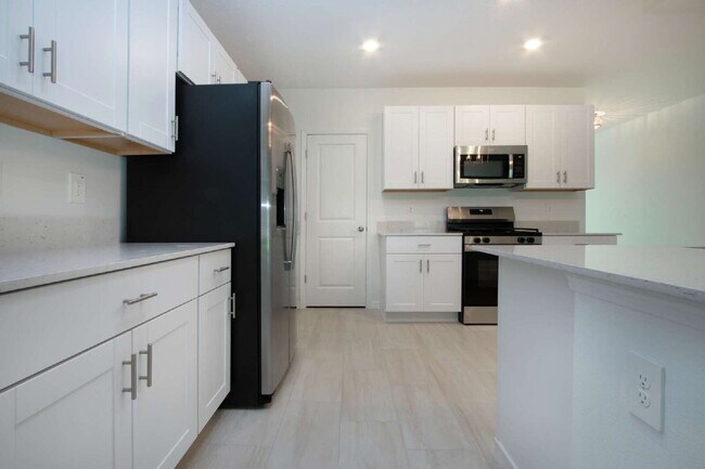 Building Photo - Lakeside Luxury in Parrish - 5 Bedroom BRA...