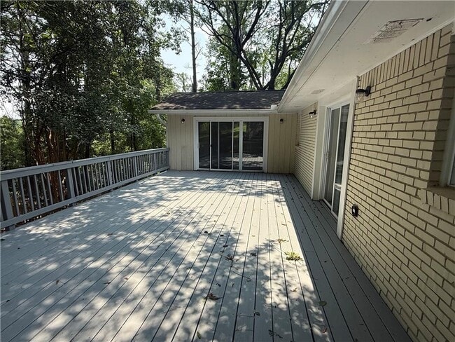Building Photo - 2404 Elmwood Cir SE