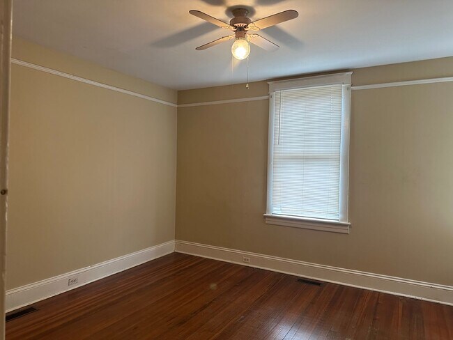 Building Photo - 405 Langhorne Ln