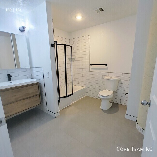 Building Photo - 320 W 7th St