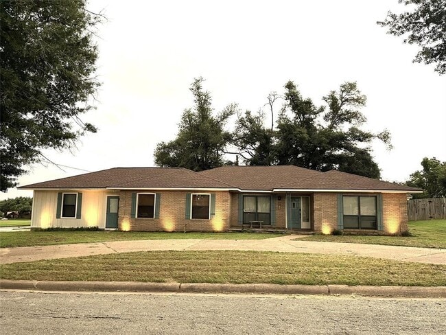 Primary Photo - 1901 Mistletoe Ln