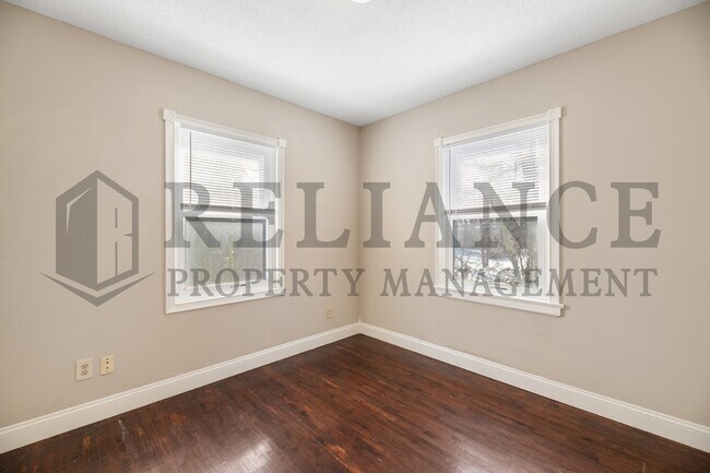 Building Photo - 4825 E Pine St