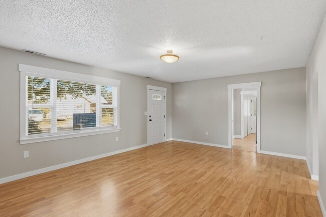 Building Photo - Charming Silverton Home Near Downtown