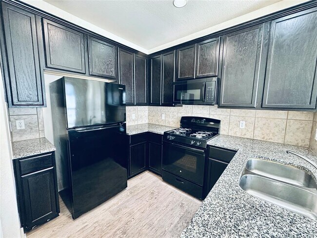 Building Photo - 2216 Creekside Ln