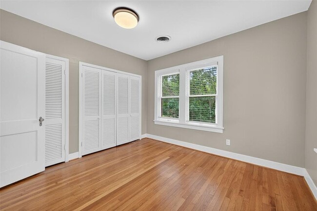 Building Photo - 2343 Wroxton Rd