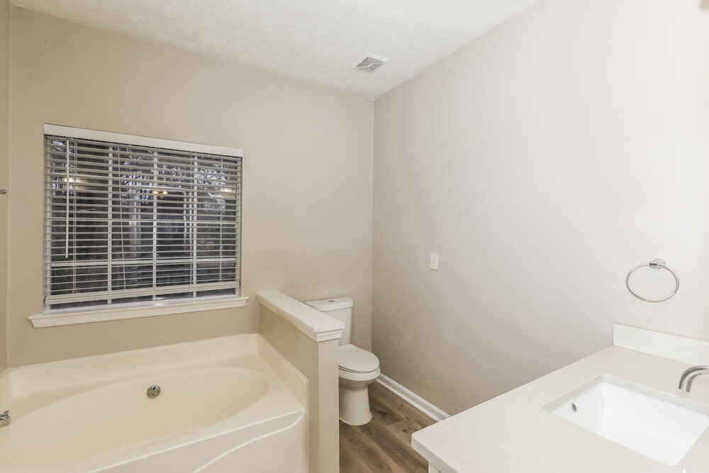 Building Photo - 7430 Royale Ln