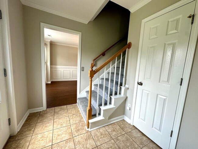 Building Photo - 8425 Hirsch Dr