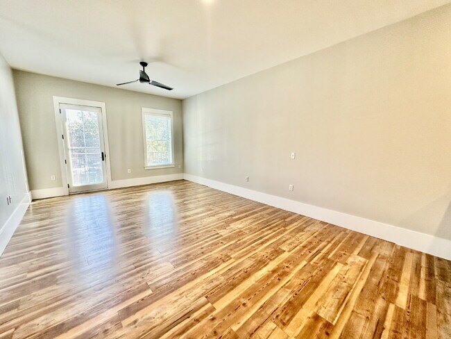 Building Photo - Two Bedroom Condo in the Heart of the Bluffton Promenade!