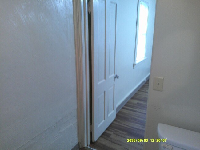 Building Photo - 140-14