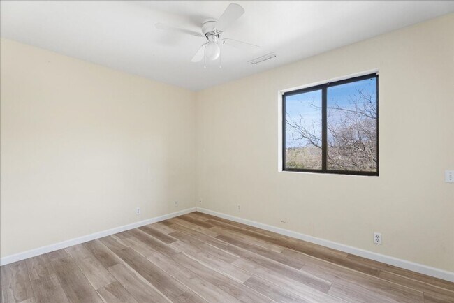 Building Photo - 2717 Knollwood Dr