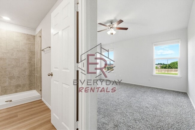 Building Photo - 3 bedroom 2 bath open concept