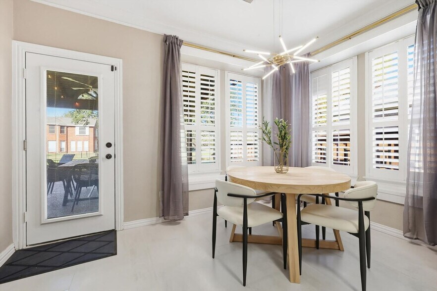 Building Photo - 4843 Golfside Dr