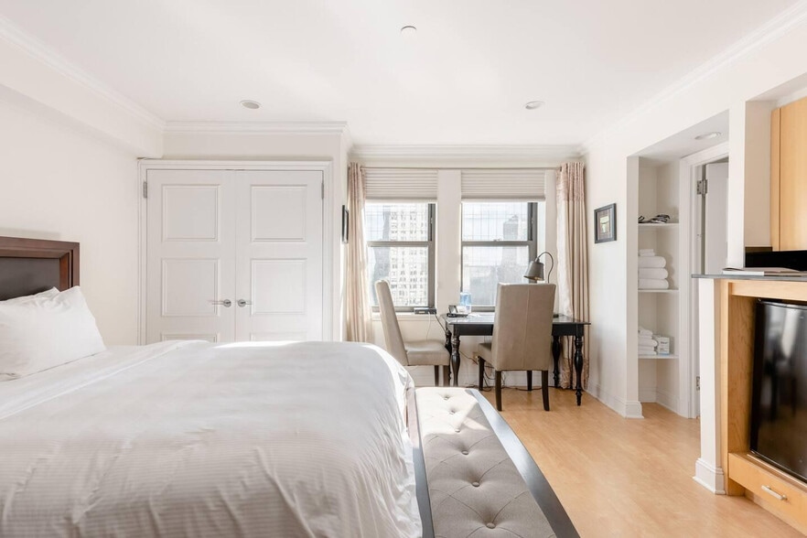 Building Photo - 119 W 57th St