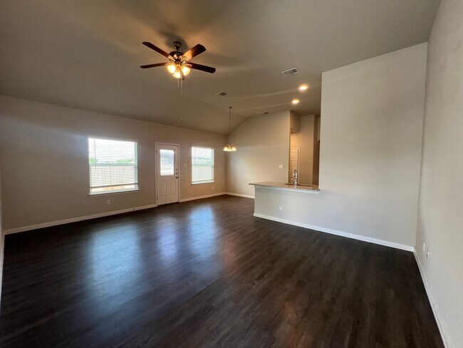 Building Photo - Luxury 3/2 Duplex in Seguin, Texas