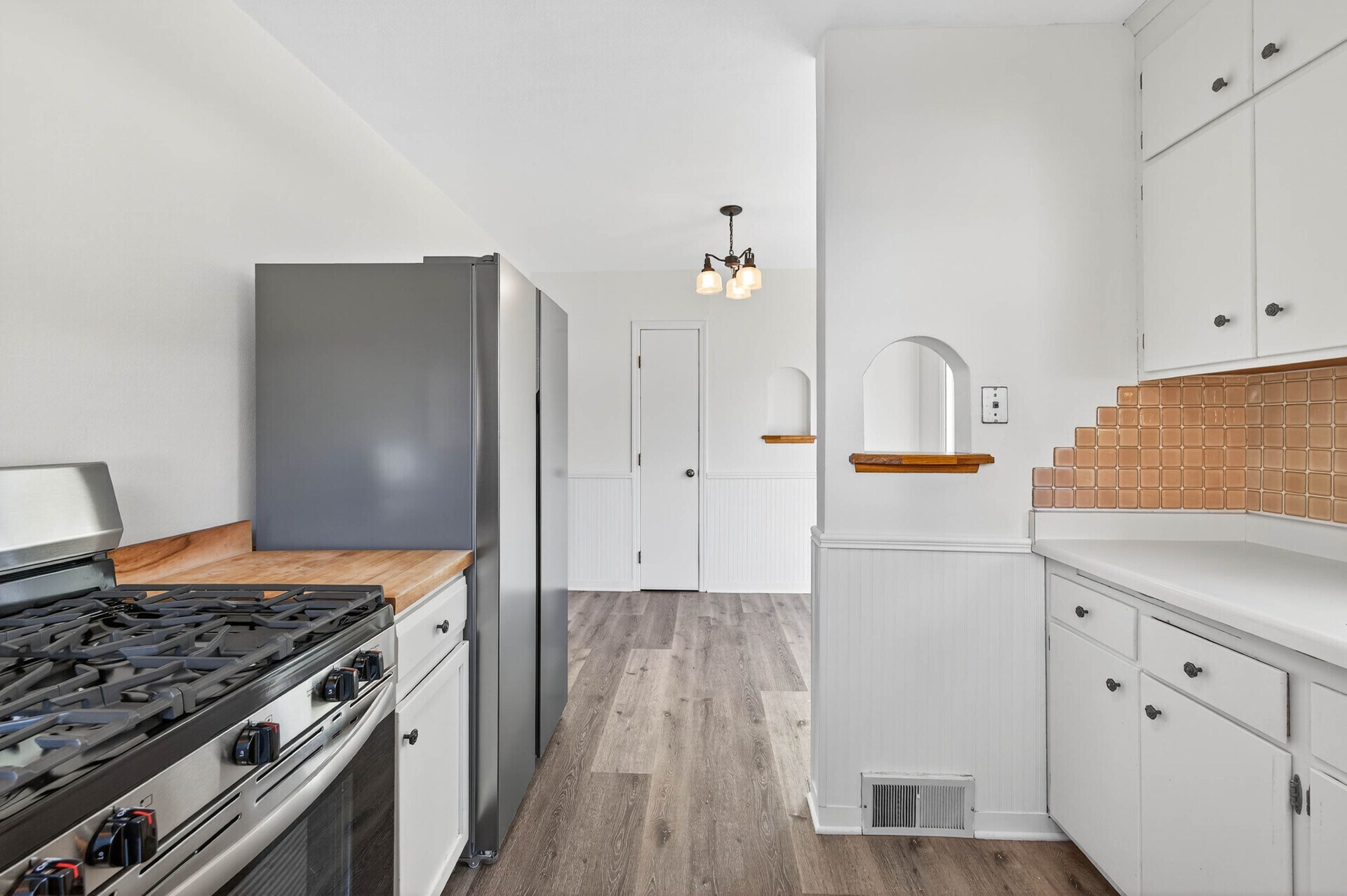 Building Photo - 1049 Sterling St N