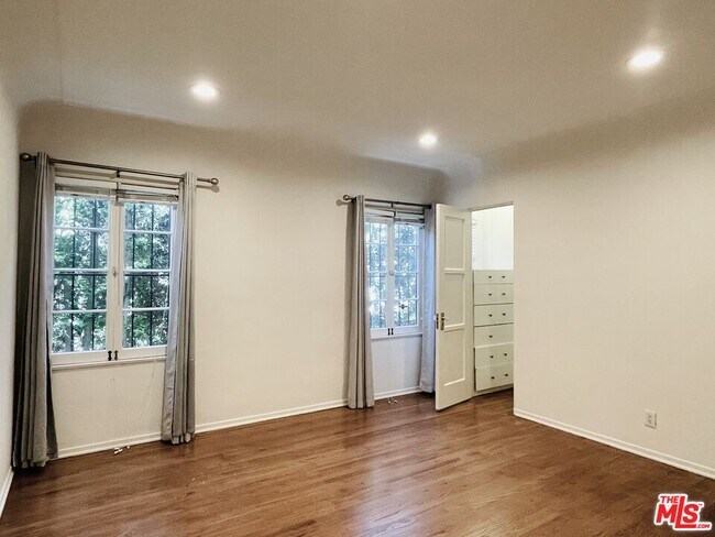 Building Photo - 203 N Doheny Dr