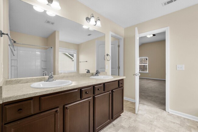 Building Photo - AVAILABLE MAY 2025 [NO PETS PREFERRED: x1 ...